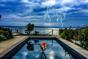 Swimming Pool Dive With Lightning 300x200 